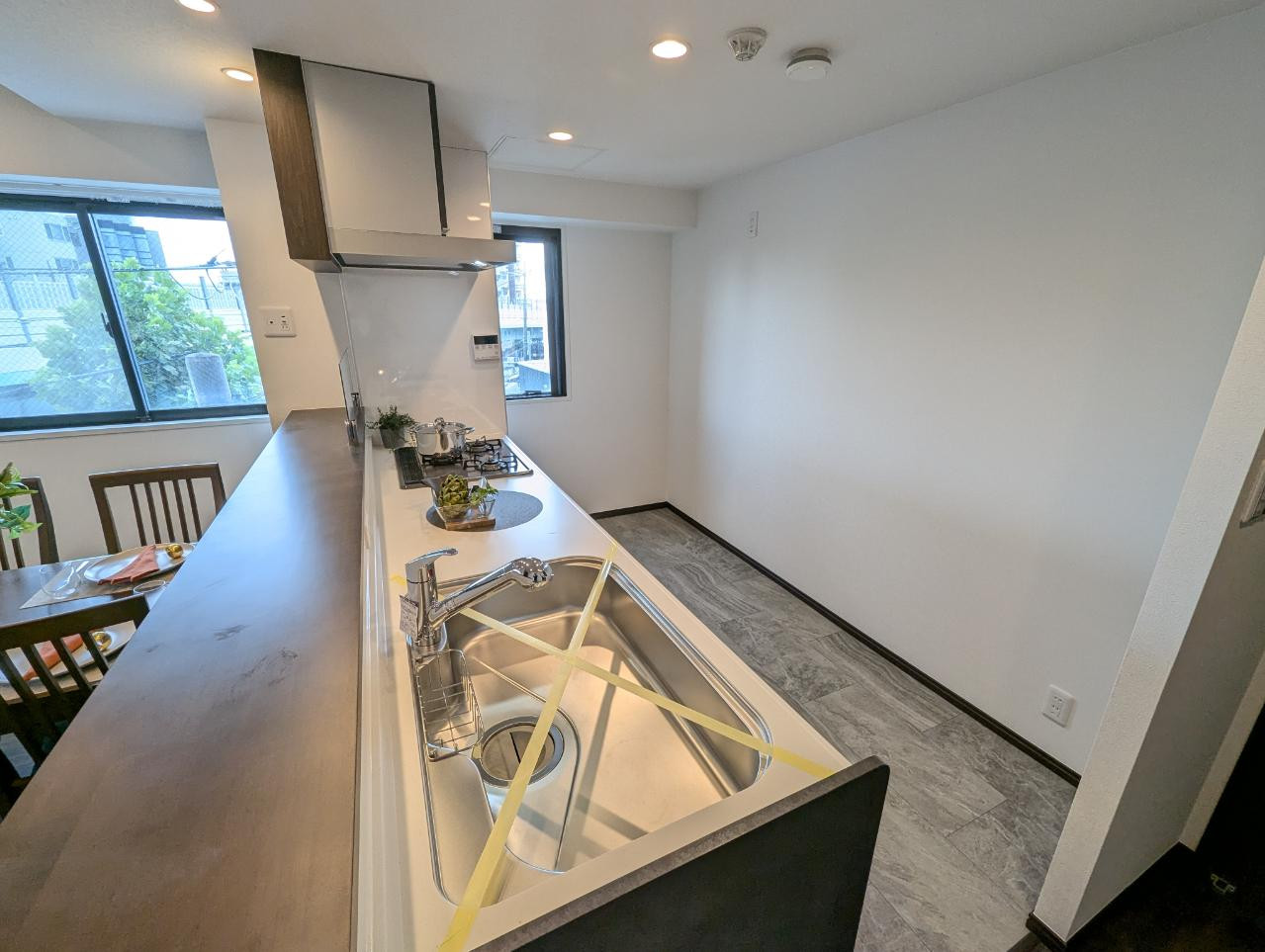 食器棚を置けるスペースが広いです。