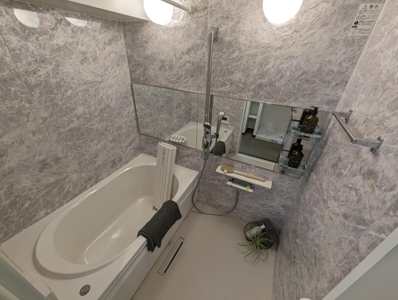 足が伸ばせる一坪バス！一日の疲れをゆっくり癒してください！