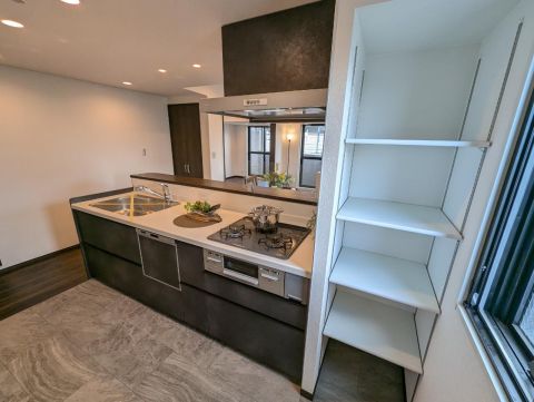 キッチンの横に棚がありますので、調味料や食材のストックを置くといいかも♡