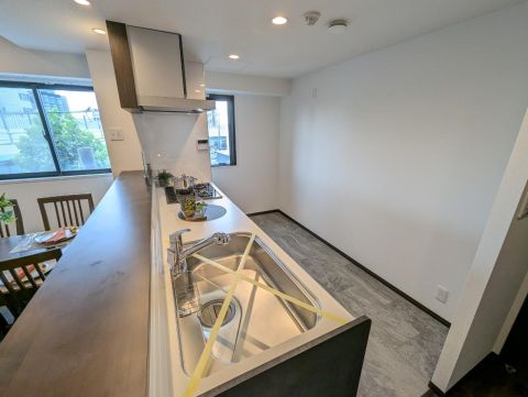 食器棚を置けるスペースが広いです。