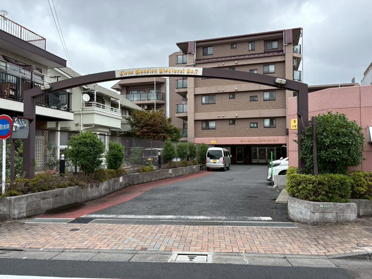 現地（2025年7月）撮影。近くに大きな公園が緑豊かで閑静な住宅街です。