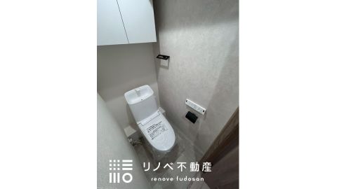 温水洗浄便座つき 上部戸棚には消耗品などをしまっておけます