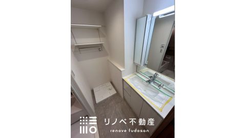 洗面化粧台新規取り換え済み 洗濯機置き場上の戸棚が便利♪　タオル置き場や洗剤の置き場としても◎