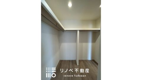 洋室6.2帖のWIC お洋服はもちろん、お布団や季節ものの収納にも