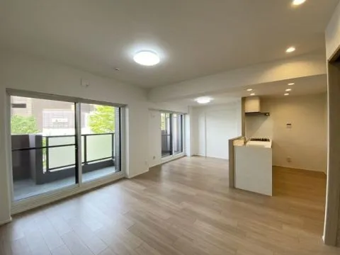 人気の商業施設やカフェがすぐ近くに！便利なエリアでありながら緑もある住環境。ぜひご内覧へ♪