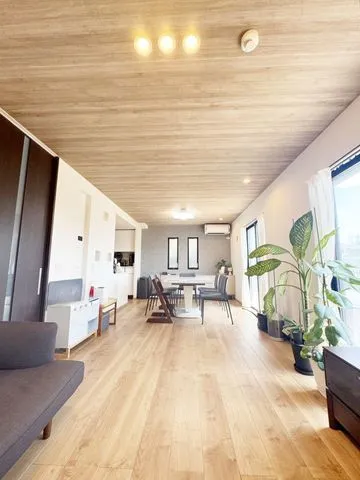 広々とした庭やスカイバルコニーが魅力の3階建て中古住宅♪