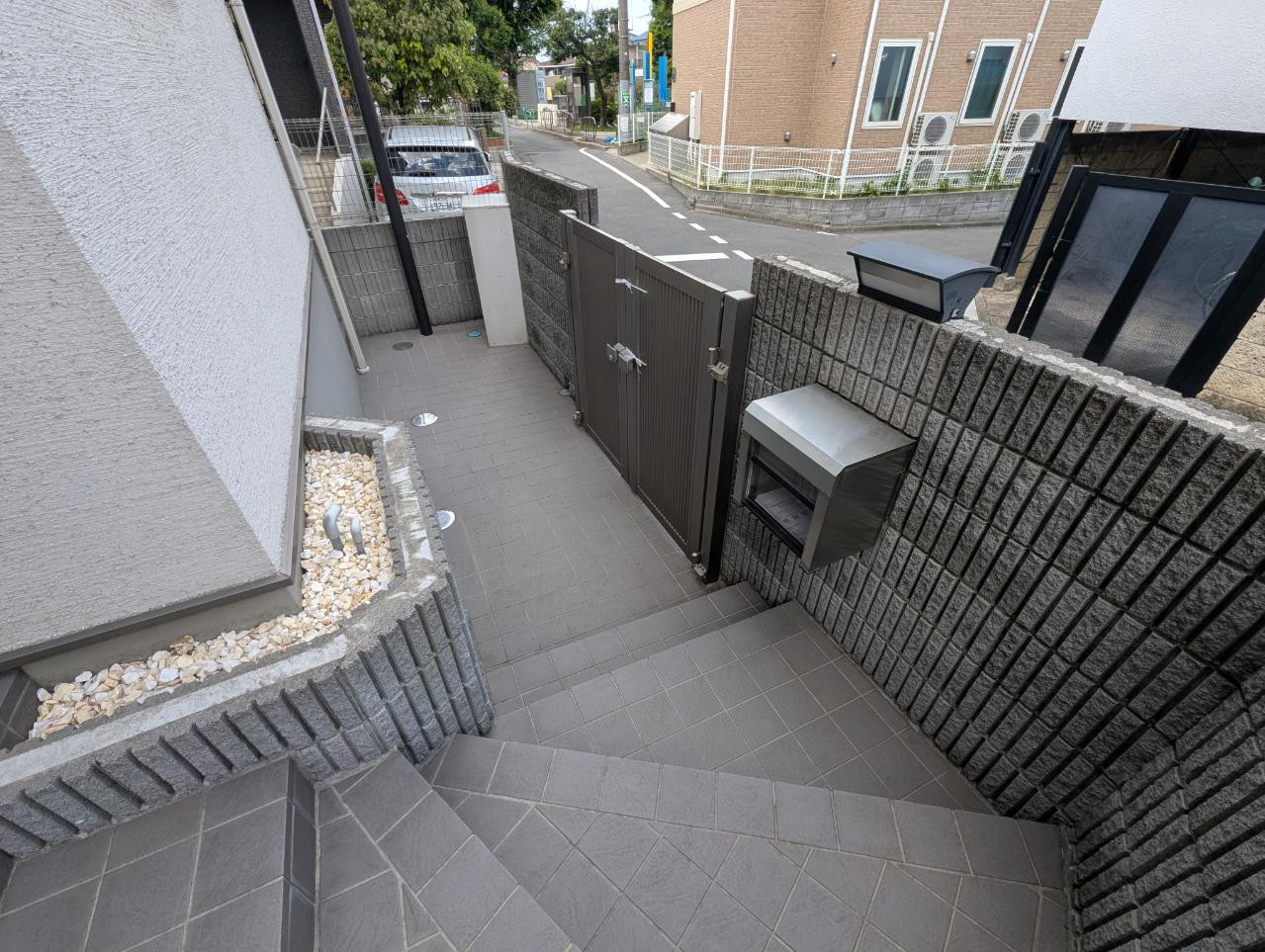 玄関門扉内です