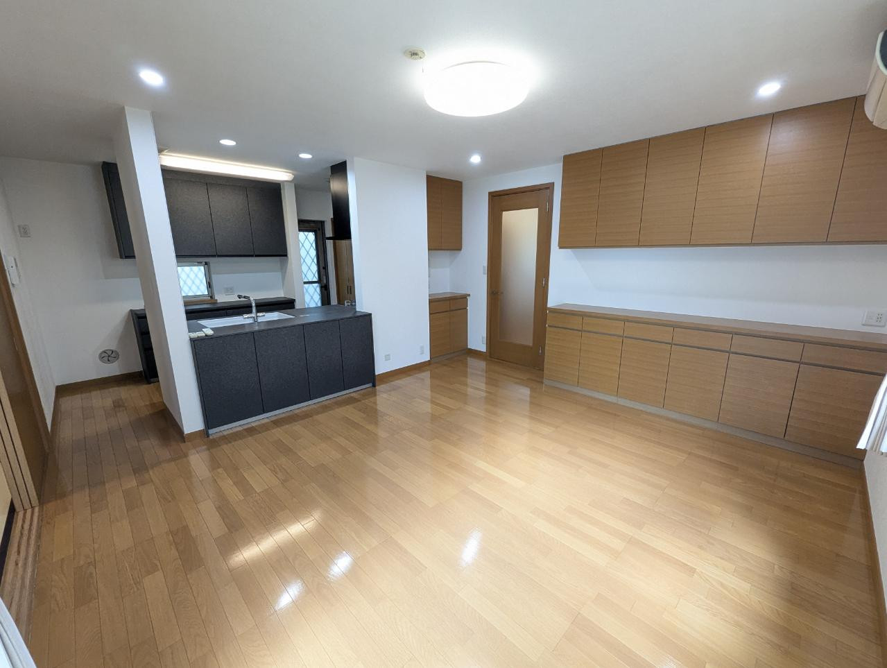 家族団らんできる広いリビング