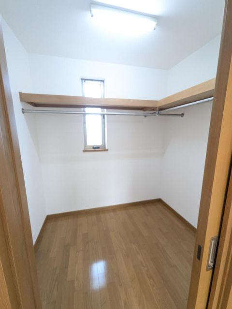 ウォークインクローゼットでお荷物スッキリ