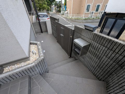 玄関門扉内です