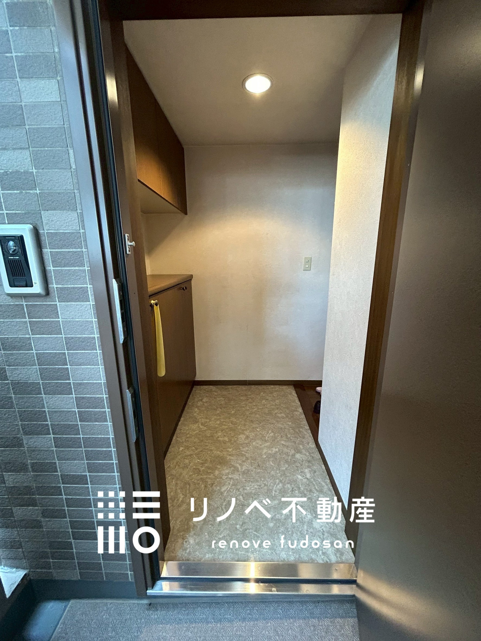 ダウンライトが温かく迎えてくれます