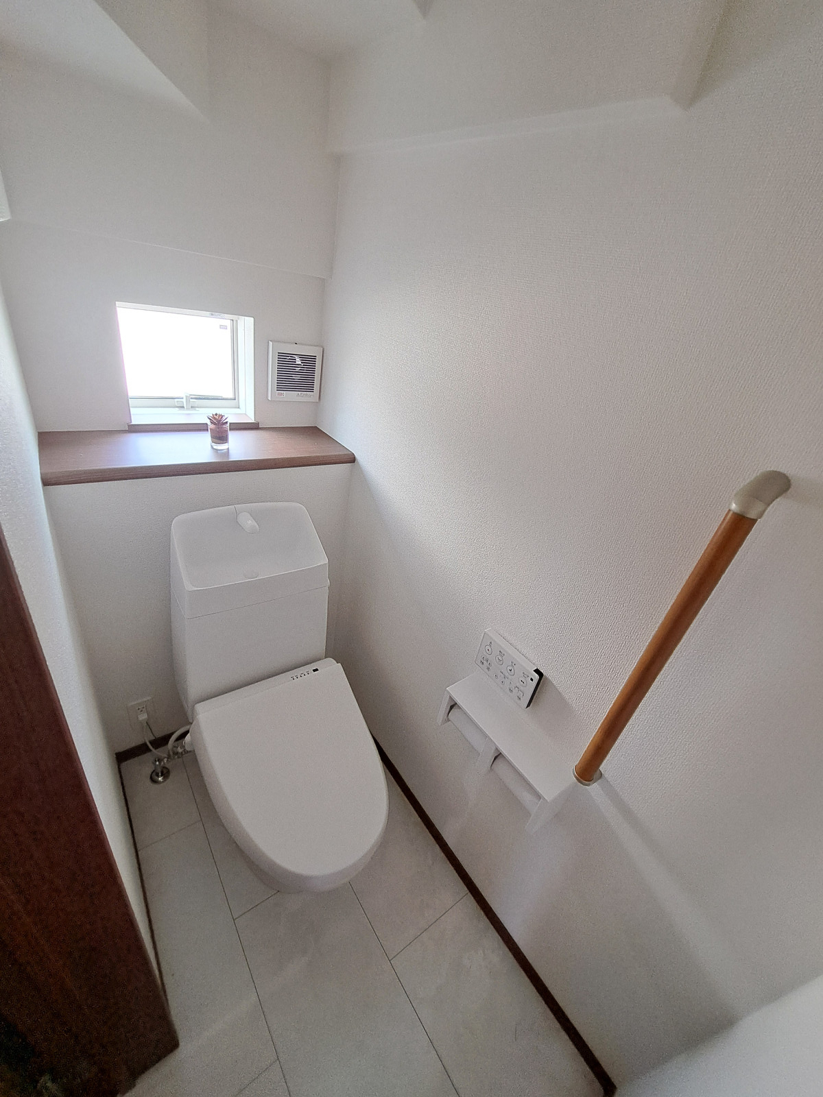 1階トイレ  温水洗浄便座リモコン付きです。