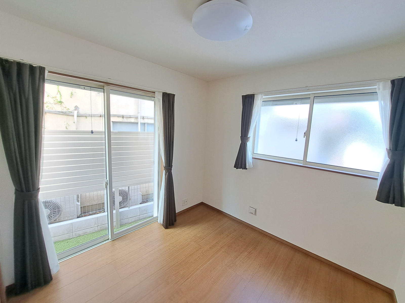 1階洋室4.5帖 2面の窓で明るいです。