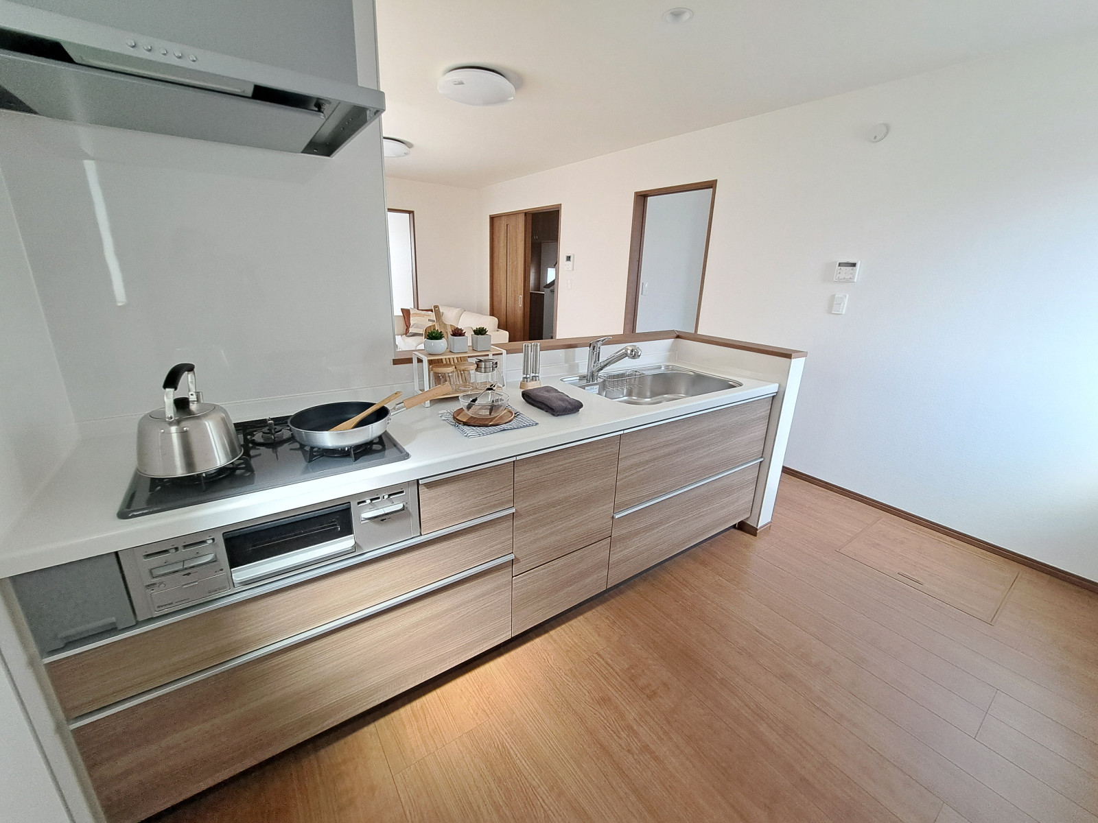 1階キッチン 対面式キッチンです。3口コンロで時短になります。