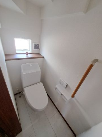 1階トイレ  温水洗浄便座リモコン付きです。