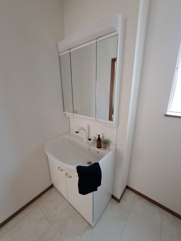 1階洗面化粧台 清潔感のある洗面台です。