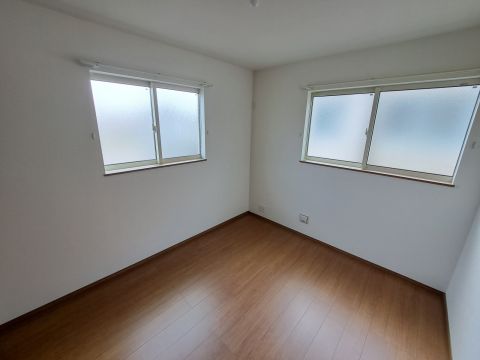 2階洋室5.2帖 すりガラス窓でプライバシーを配慮しております。