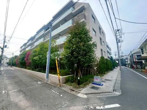 「祐天寺」駅徒歩15分、「目黒」駅や「渋谷」駅にバス利用が便利な立地。