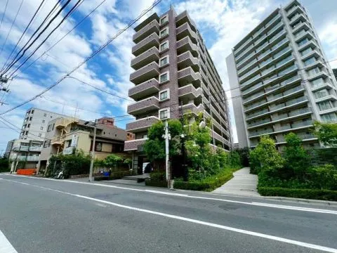 「新丸子」駅徒歩7分、多摩川に近く自然豊かで落ち着いた住環境にあるマンション。