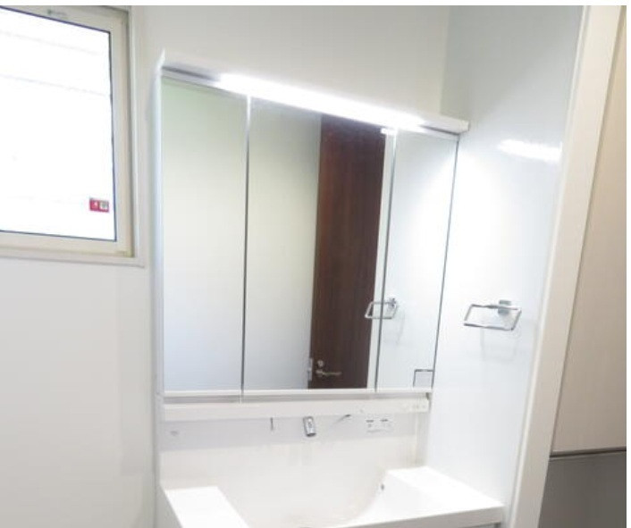 三面鏡にハンドシャワー付き、使いやすい洗面台