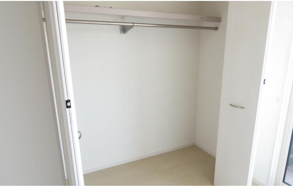 サンルームの隣にクローゼットが付いているのでかたずけも楽ちん