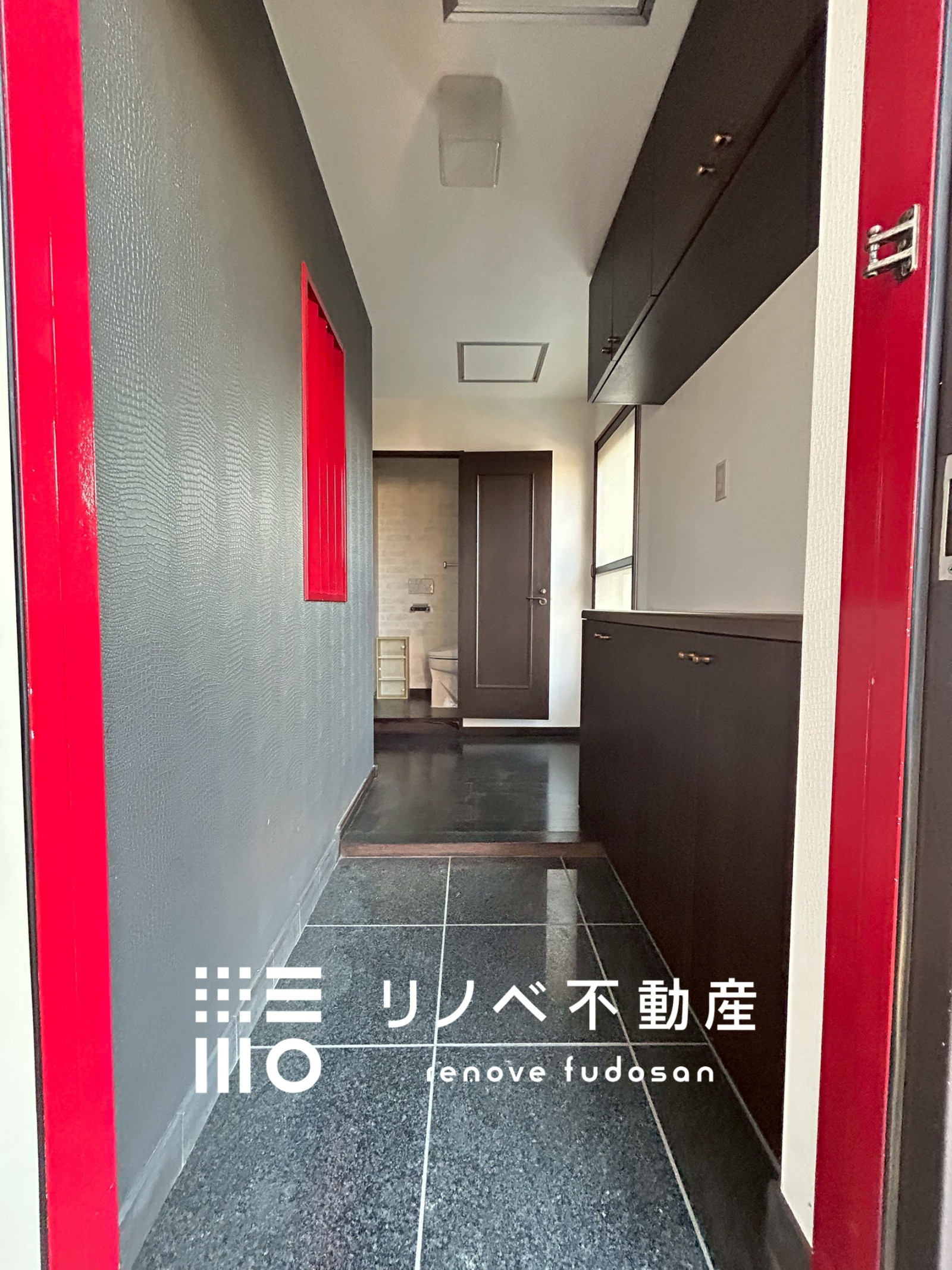 現地（2025年9月）撮影 ルーフバルコニーから差し込む光で明るい玄関♪