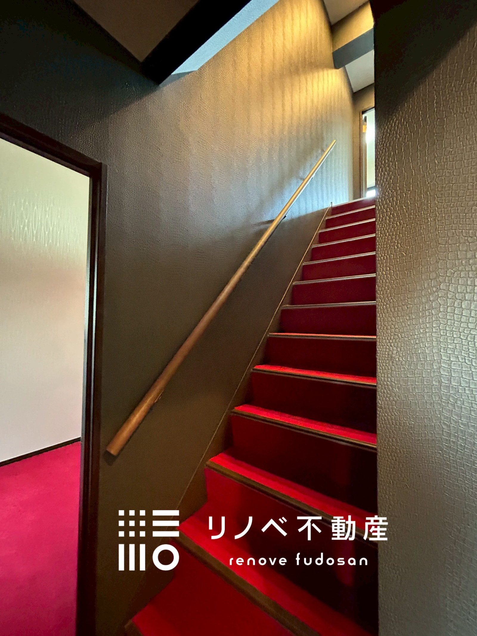 室内（2025年9月）撮影 2階へ続く内階段 クロス、床張替予定 リフォーム完了時期：2025年12月
