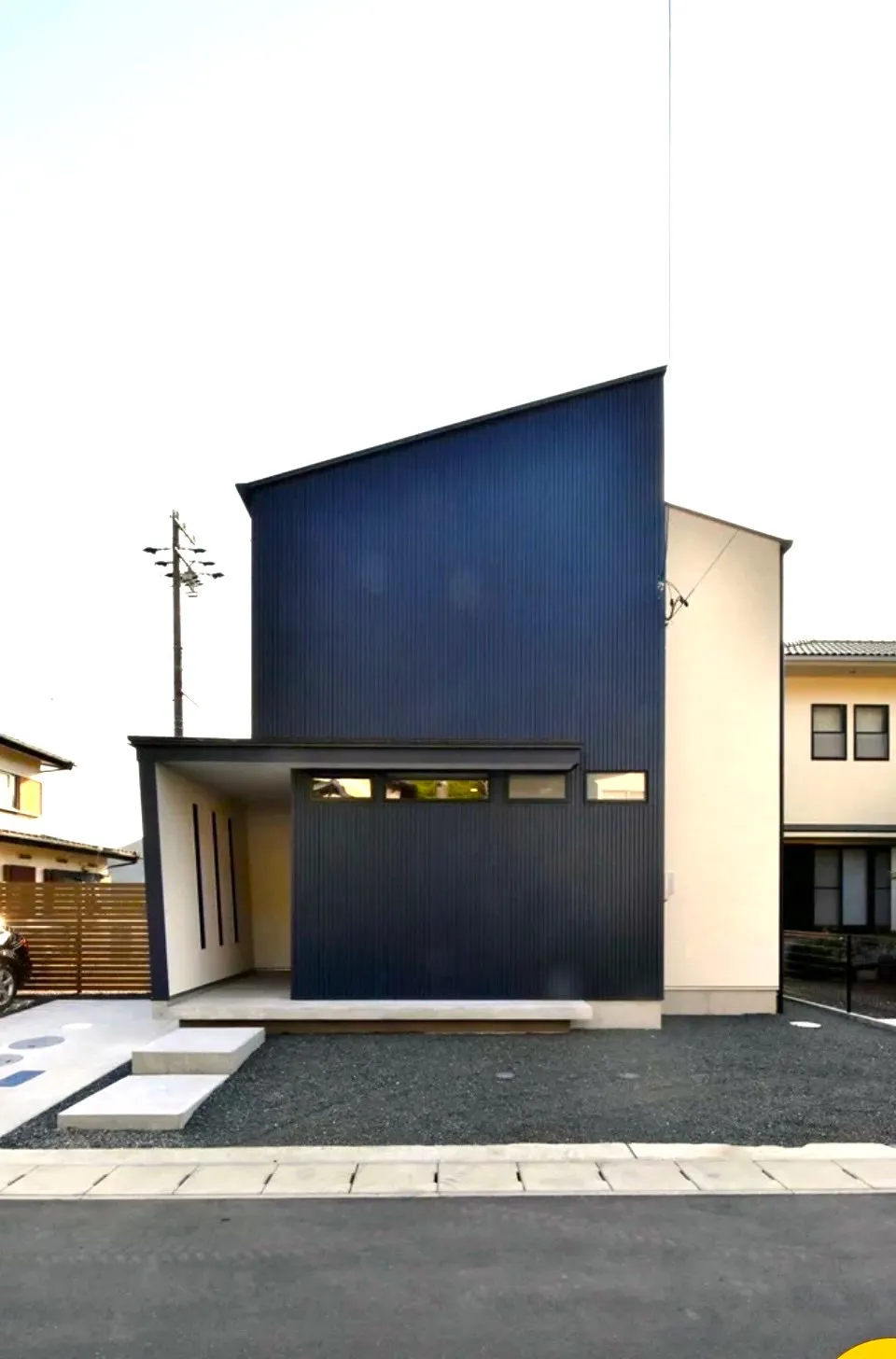 紺と白のコントラストが映える、洗練されたデザイン住宅です。