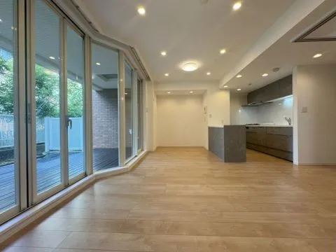 【リビング】戸建てのような開放感をもたらす空間。テラスに面した窓から緑を望む、爽やかなお住まいです！