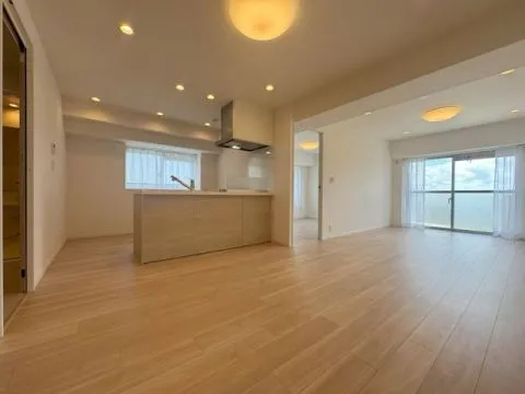【リビング】南向きのあたたかな光が入るＬＤＫ。木のぬくもりあふれる住空間となっています！