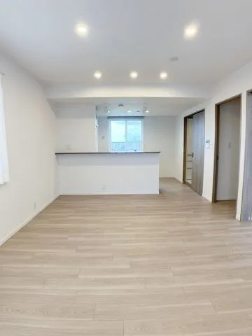 ダウンライトの照明が落ち着いた空間を演出しています。それぞれのお部屋への動線も使い勝手が良さそうです