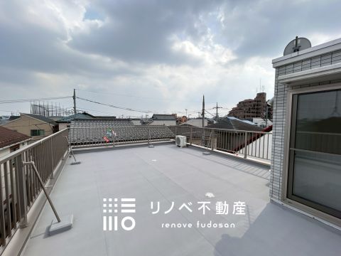 現地（2025年9月）撮影 屋上のルーフバルコニー♪ 広々として様々な用途で使えます！ トップコート塗装済み