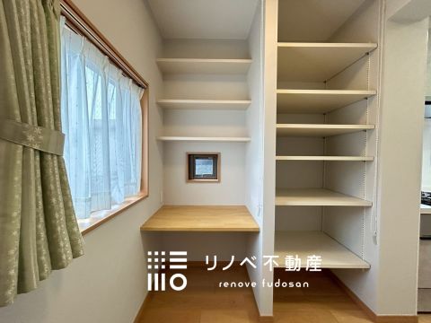 室内（2025年9月）撮影 キッチン奥のワークスペース！ 勉強やお仕事が集中しそうな空間♪