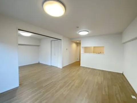 キッチンや洋室、洗面室などそれぞれのお部屋への動線も良く暮らしやすい空間です