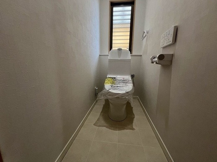 トイレも各階にございます。2階を寝室にしていても階段を上り下りする必要なく便利にお使いいただけます。トイレも新品交換済みです。