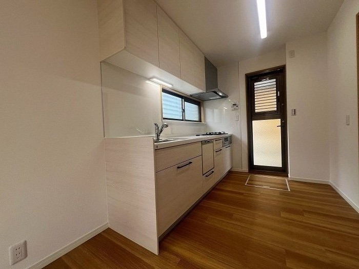 キッチンです。キッチンは新品交換済みです。食洗器付きで家事の負担を減らしてくれます。