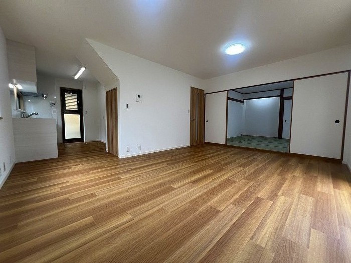 LDKは約15.5帖です。隣接する和室は8帖程ございまして開放感のある空間になっております。