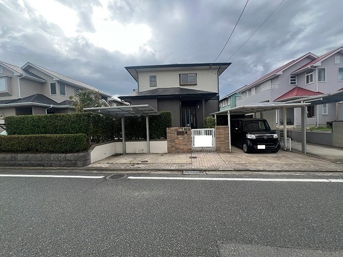 お車は2台駐車可能です。カーポートがございますので雨の日でも乗り降りしやすいです。