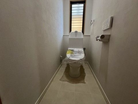 トイレも各階にございます。2階を寝室にしていても階段を上り下りする必要なく便利にお使いいただけます。トイレも新品交換済みです。