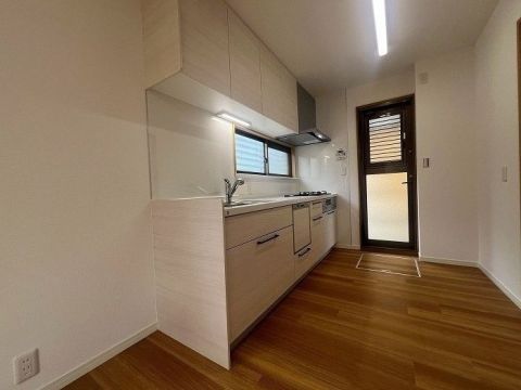 キッチンです。キッチンは新品交換済みです。食洗器付きで家事の負担を減らしてくれます。