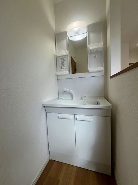 2階の洗面台です。洗面台は各階にございますので、朝の支度もスムーズです。こちらも新品交換済みです。