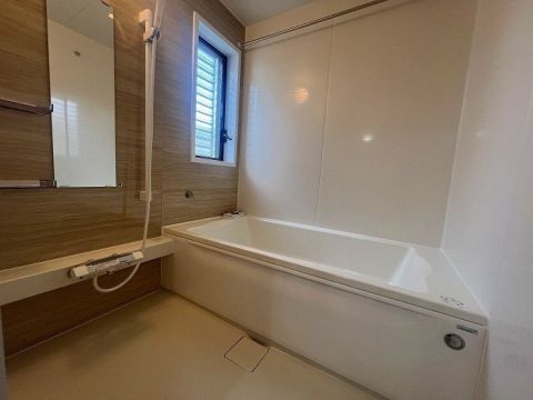 お車は2台駐車可能です。カーポートがございますので雨の日でも乗り降りしやすいです。