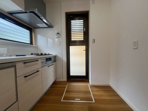 キッチンには勝手口がございます。換気もしやすく、お買い物の後もこちらからすぐにキッチンにしまうことが出来ます。