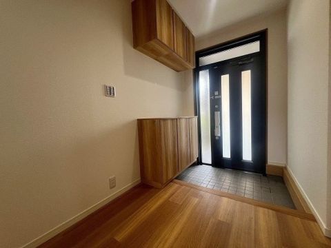 玄関です。シューズボックス完備でお靴をすっきりと収納できます。上下に分かれているタイプなのでお花などを飾ったりインテリアも楽しめます。