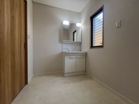 洗面台も新品交換済みです。ゆとりある洗面脱衣所でお洗濯などの家事もしやすいです。