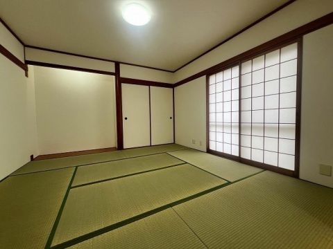 1階の約8帖の和室です。畳の香りに癒されてのんびりリフレッシュできそうです。お子様の遊び場にも柔らかい畳なら安心です。