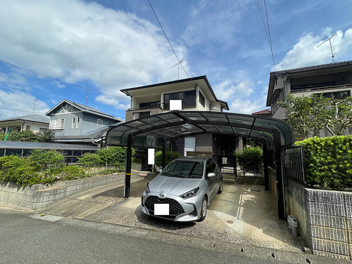 現地外観です。カーポート付きで2台、その横に1台駐車可能で並列3台可能な駐車スペース有。前面道路も6ｍ幅で出し入れしやすいです。