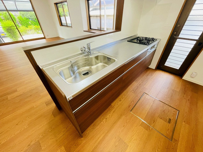 キッチンは対面式のシステムキッチンです。リビングにいるご家族とコミュニケーションをとりながら調理ができます。