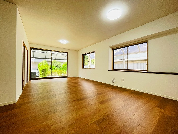 LDKは約20.5帖の開放的な空間。窓から入る光が暖かで明るい室内です。