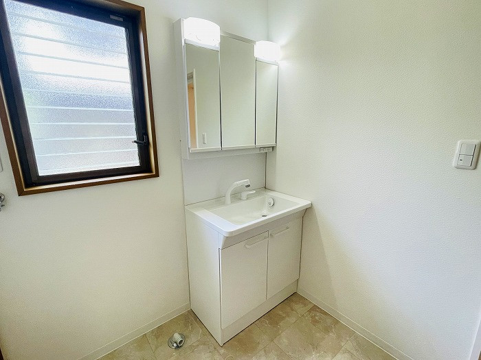 洗面台は人気の三面鏡タイプです。鏡の裏にも収納出来て便利。